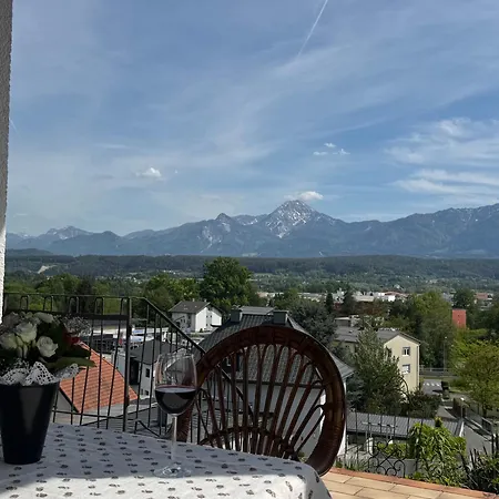 Panorama-retreat Am Waldrand Nahe Seen Und Bergen 아파트